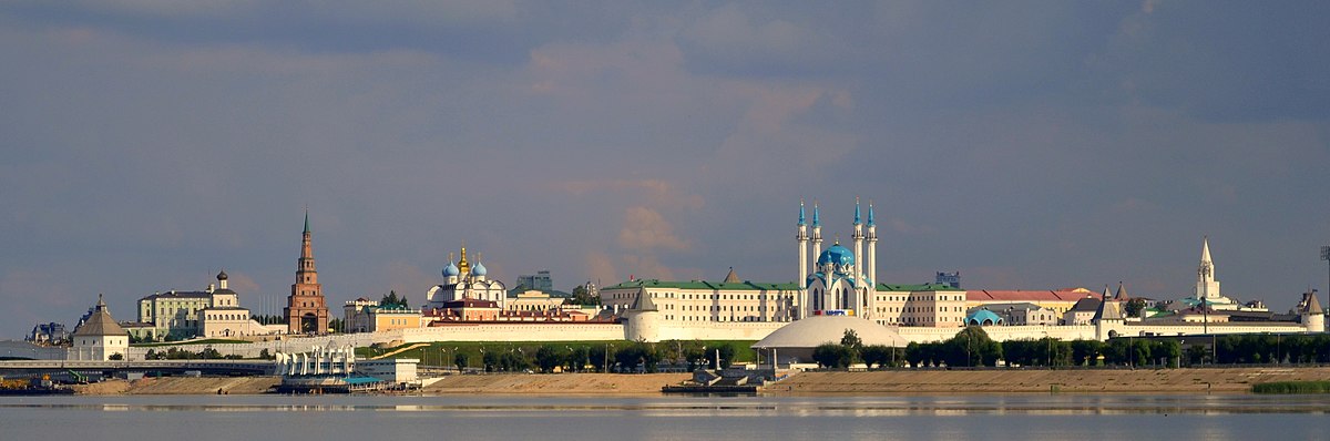Панорамный вид на Казань и Москву, символизирующий переезд