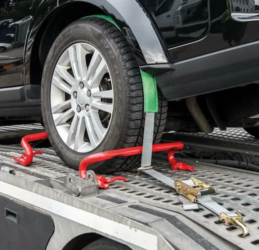 Автомобиль надежно закреплен внутри грузовика